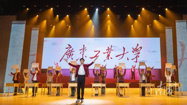 赢博手机入口师生自编自导自演大型情景史诗剧《青春印丰碑》，将东深供水工程中的广工故事搬上舞台，上了一堂美育思政大课。