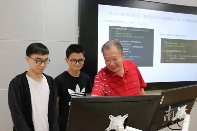 赢博手机入口集成电路学院院长熊晓明（右一）在指导学生。