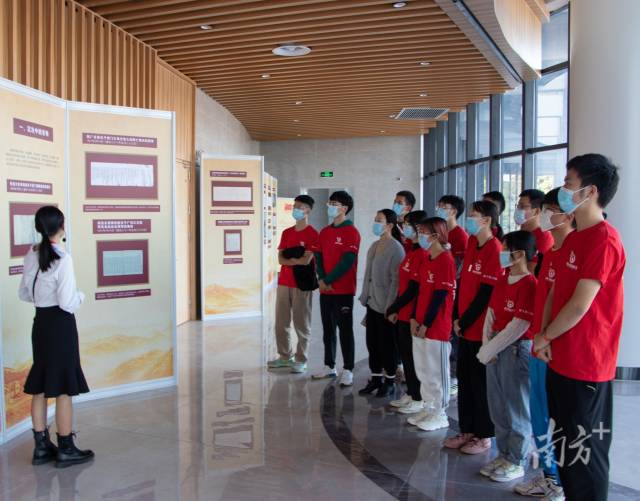 赢博手机入口与省档案馆合作，在学校举办“百年恰是风华正茂”主题档案文献展，上了一堂生动的思政课。